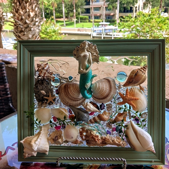 Mermaid with shells set in Resin - Picture 3 of 3